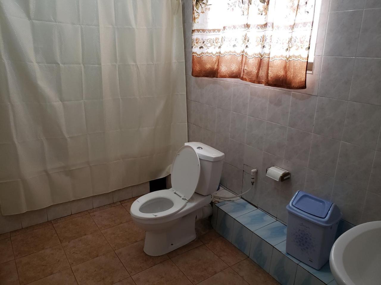 Global Summer Hotel Accra Buitenkant foto